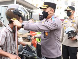 Operasi Patuh Jaya 2022 di Jalan Daan Mogot, Kapolres Jakbar Bagikan Helm Gratis