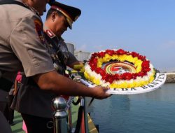 Sambut Hari Bhayangkara ke-76, Polda Banten Tabur Bunga dan Larung Laut di Perairan Merak